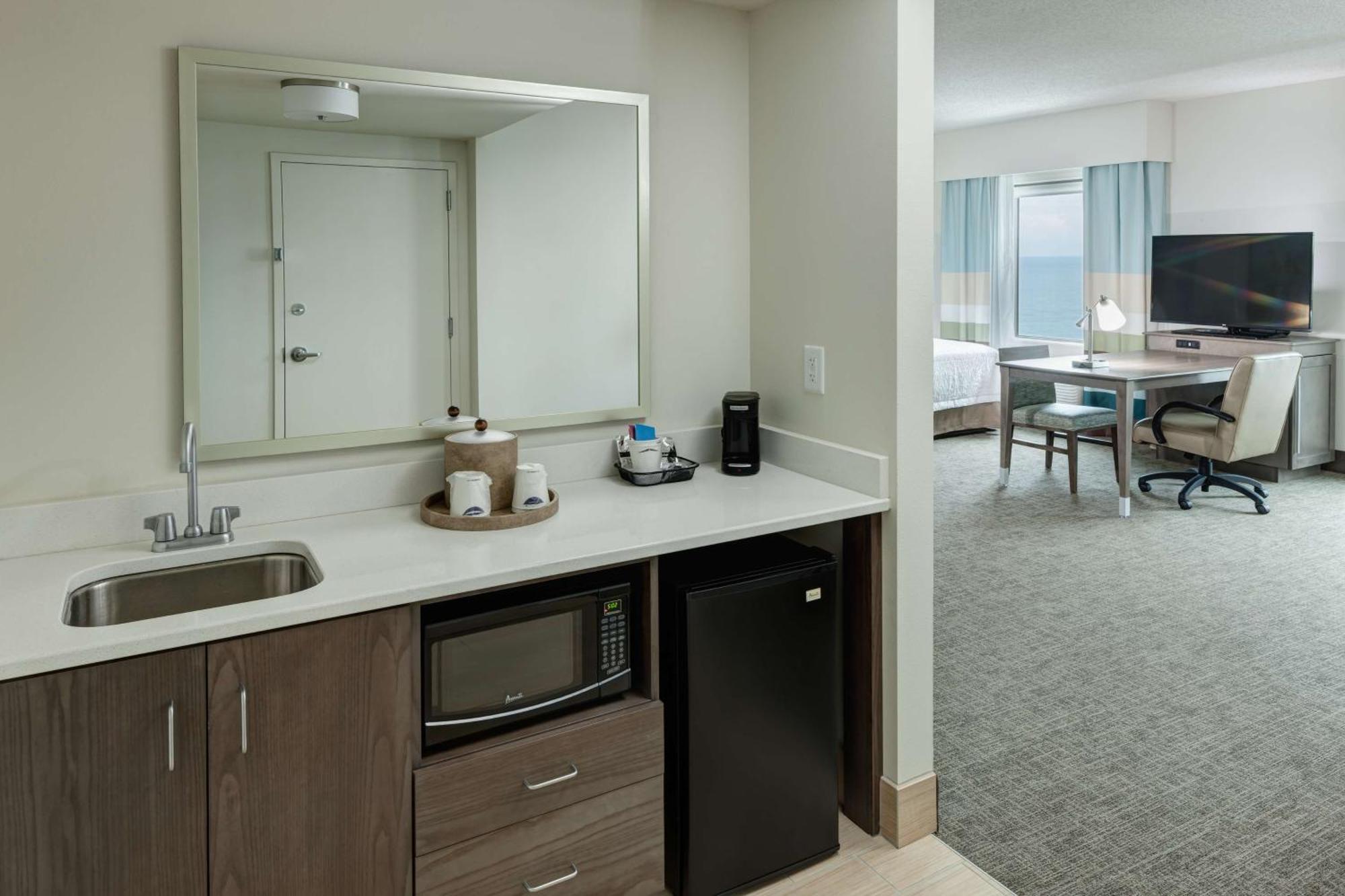 Hampton Inn & Suites By Hilton Carolina Beach Oceanfront Екстериор снимка