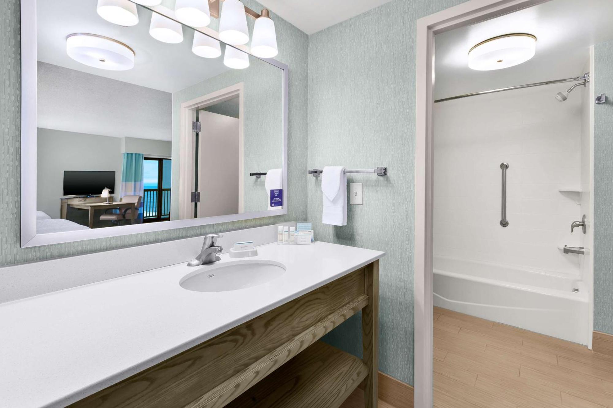 Hampton Inn & Suites By Hilton Carolina Beach Oceanfront Екстериор снимка
